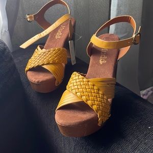 Never worn mustard color clog/sandals✨